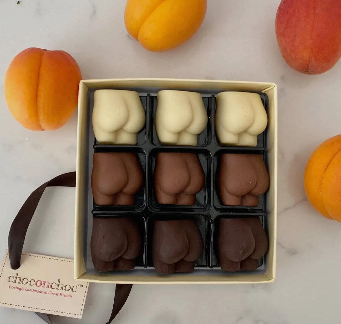 Assorted Chocolate Bottoms Gift Box – Handmade Belgian Milk, Dark & White Chocolate Novelty Gift – Funny Adult Chocolate Treat for Hen Parties, Birthdays & Special Occasions (65g)