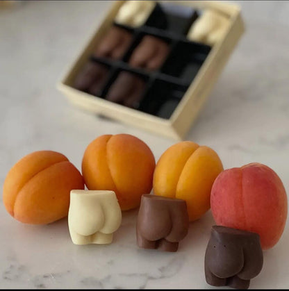 Assorted Chocolate Bottoms Gift Box – Handmade Belgian Milk, Dark & White Chocolate Novelty Gift – Funny Adult Chocolate Treat for Hen Parties, Birthdays & Special Occasions (65g)