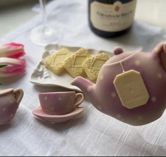 Belgian Chocolate Teapot & Biscuits Gift Set – Handmade Gourmet Chocolate Afternoon Tea Gift – Novelty Chocolate Teapot with Chocolate Biscuits – Unique Gift for Tea Lovers (185g)